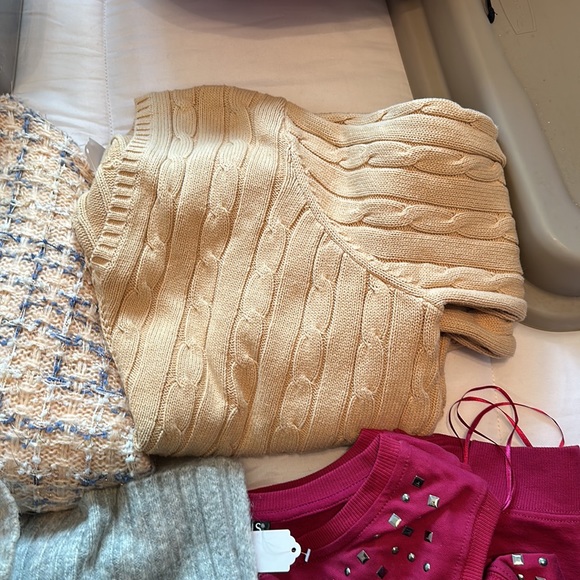 Six. Women’s assorted, sweaters size large\XL. - Picture 6 of 15